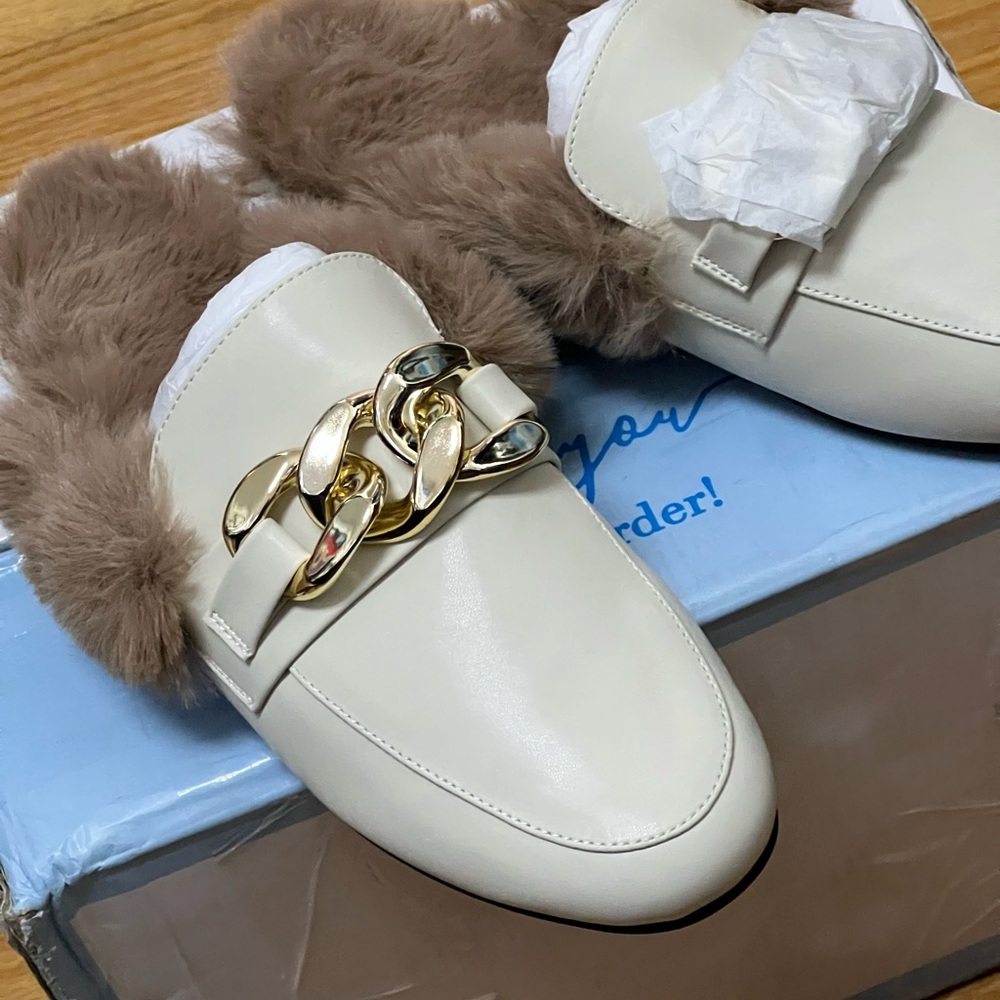 “Coutgo” Loafers” “Cream” Thick Fuzzy” Mules, Fur, Gold Chain SZ: (8.5) NWT